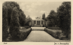 15619 Gezicht op het plantsoen met de muziektent op het Jacob van Lennepplein te Zeist.